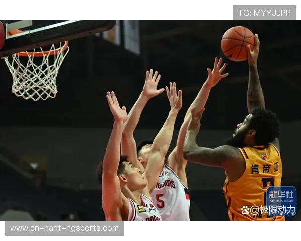 热火与尼克斯激战正酣 双方争夺季后赛关键胜利展开激烈对决