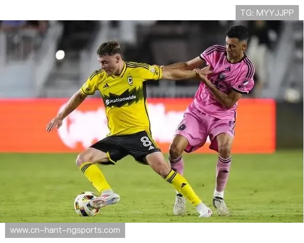 哥伦布机员与休斯顿迪纳摩的激烈对抗赛精彩回顾与分析